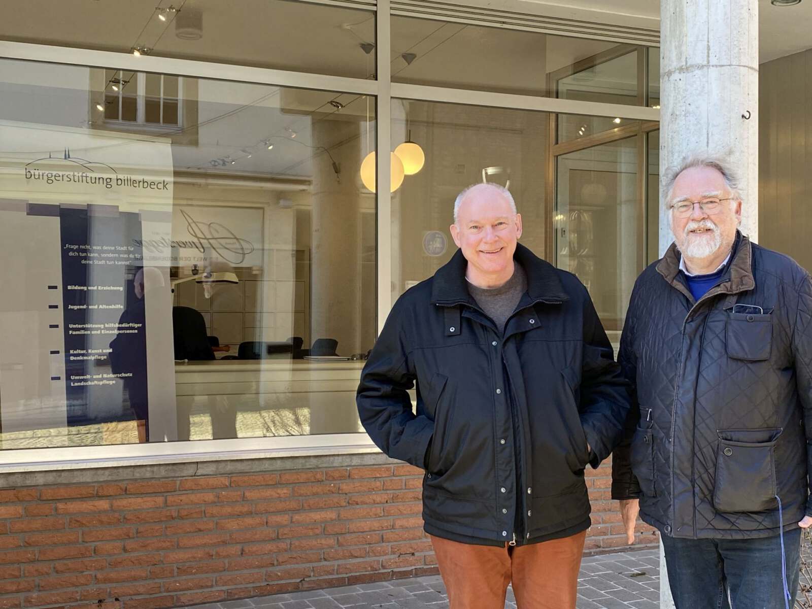 Martin Braun und Dr. Alfred Knierim vor dem Büro Lange Strasse 7