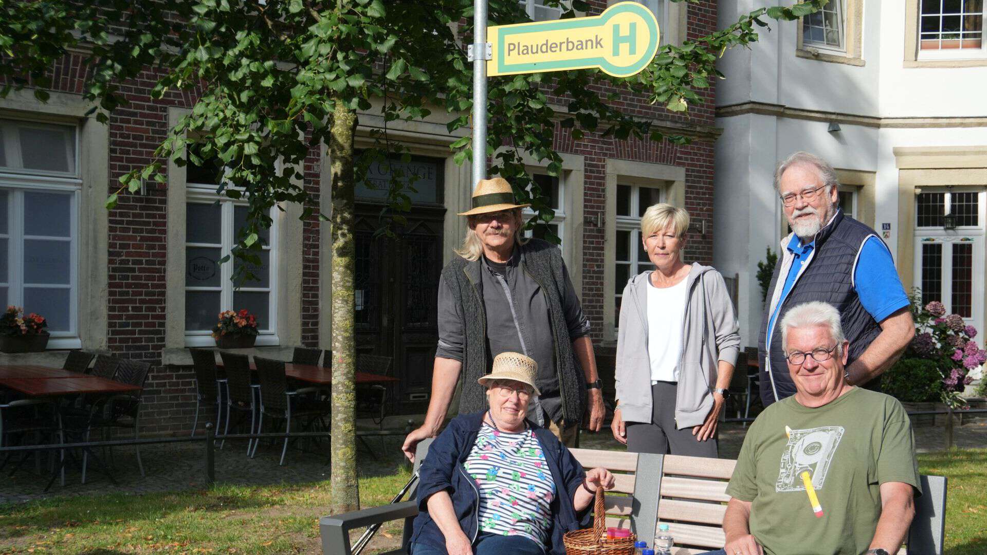 Die Initiatoren des Projekts stellen die Plauderbank vor.
