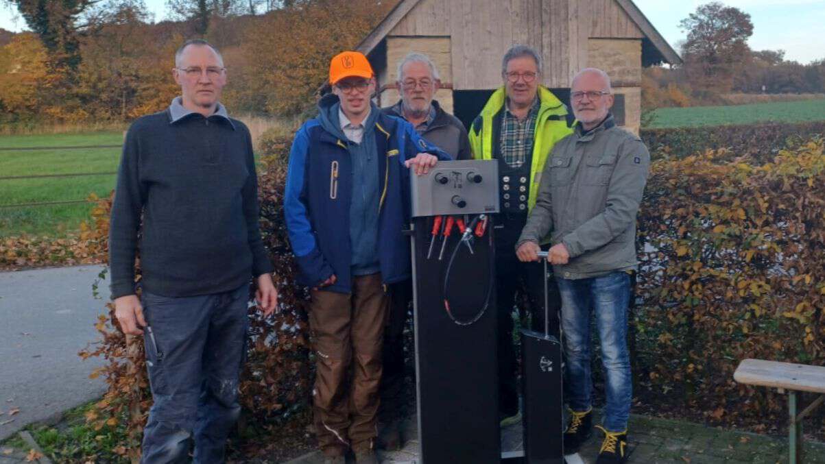 Ehrenamtliche mit der Levelo-Station bei der Milchtankstelle Reinert