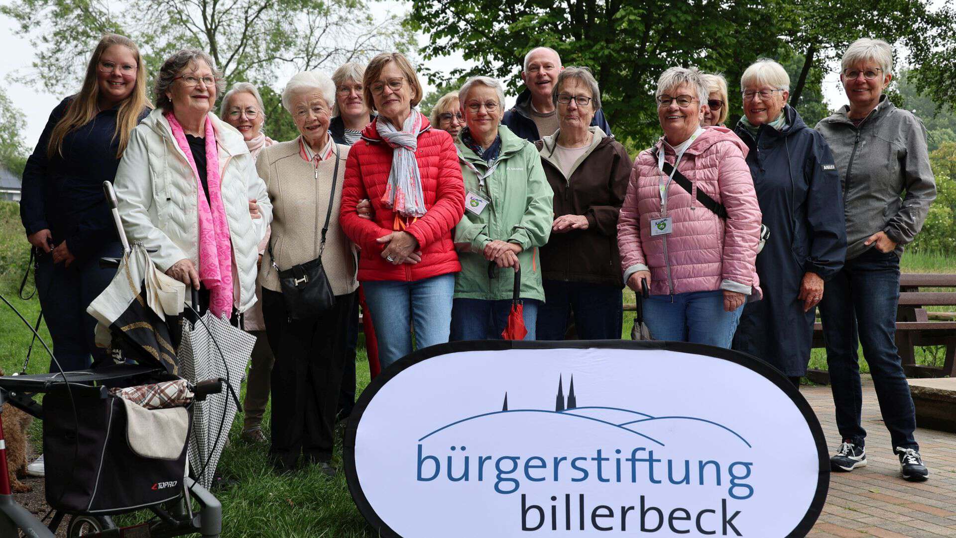 Mitglieder des Spaziertreffs posieren für ein Foto