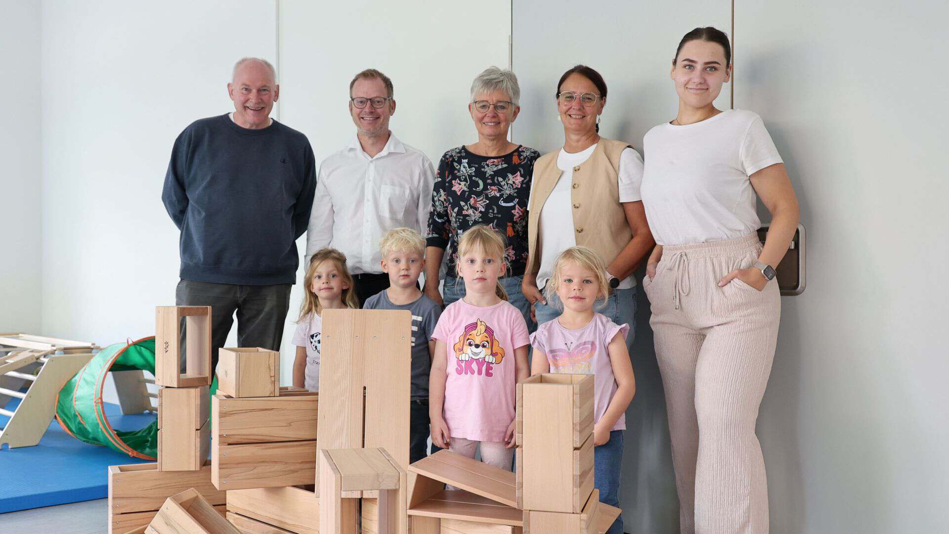 Vertreter von Bürgerstiftung, Förderverein und Kita sowie Kita-Kinder freuen sich über die neuen Hohlbausteine.