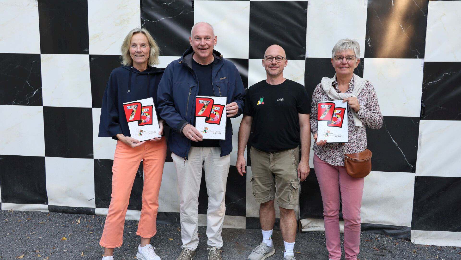 Vorstandsmitglieder von Bürgerstiftung und Freilichtbühne präsentieren die Festzeitschrift.