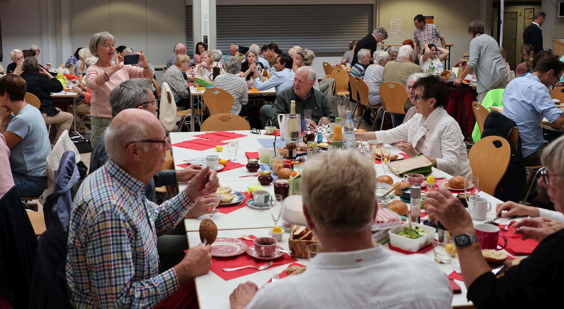 Gäste beim Bürgerbrunch 2025 in der Mensa des Don-Bosco-Gebäudes