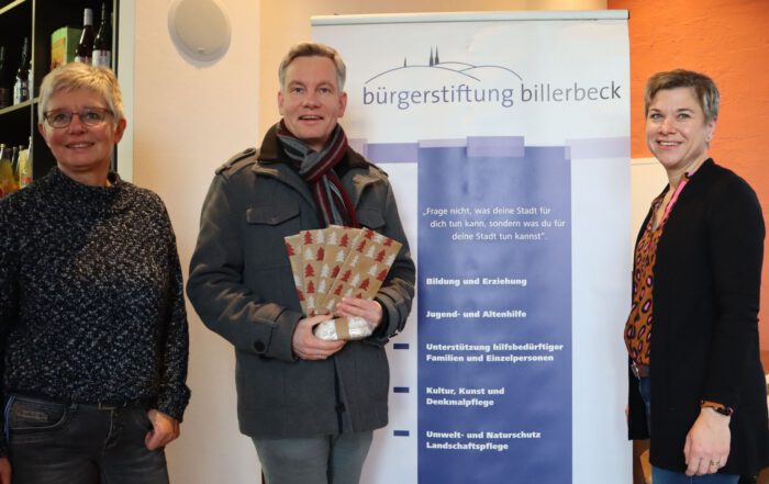 Birgitt Nachbar, Thorsten Wellenkötter und Kerstin Ahmann bei der Gewinnübergabe im Bahnhof