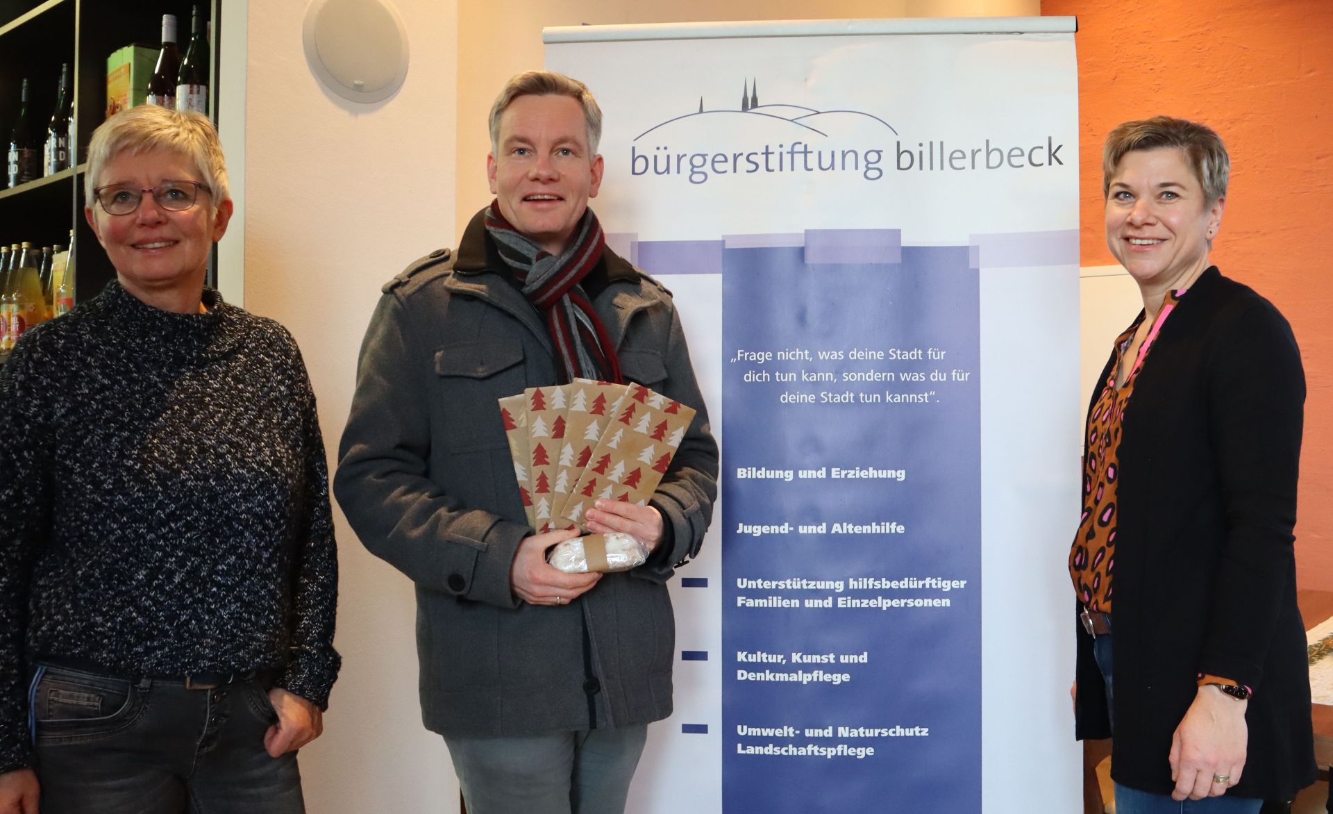 Birgitt Nachbar, Thorsten Wellenkötter und Kerstin Ahmann bei der Gewinnübergabe im Bahnhof