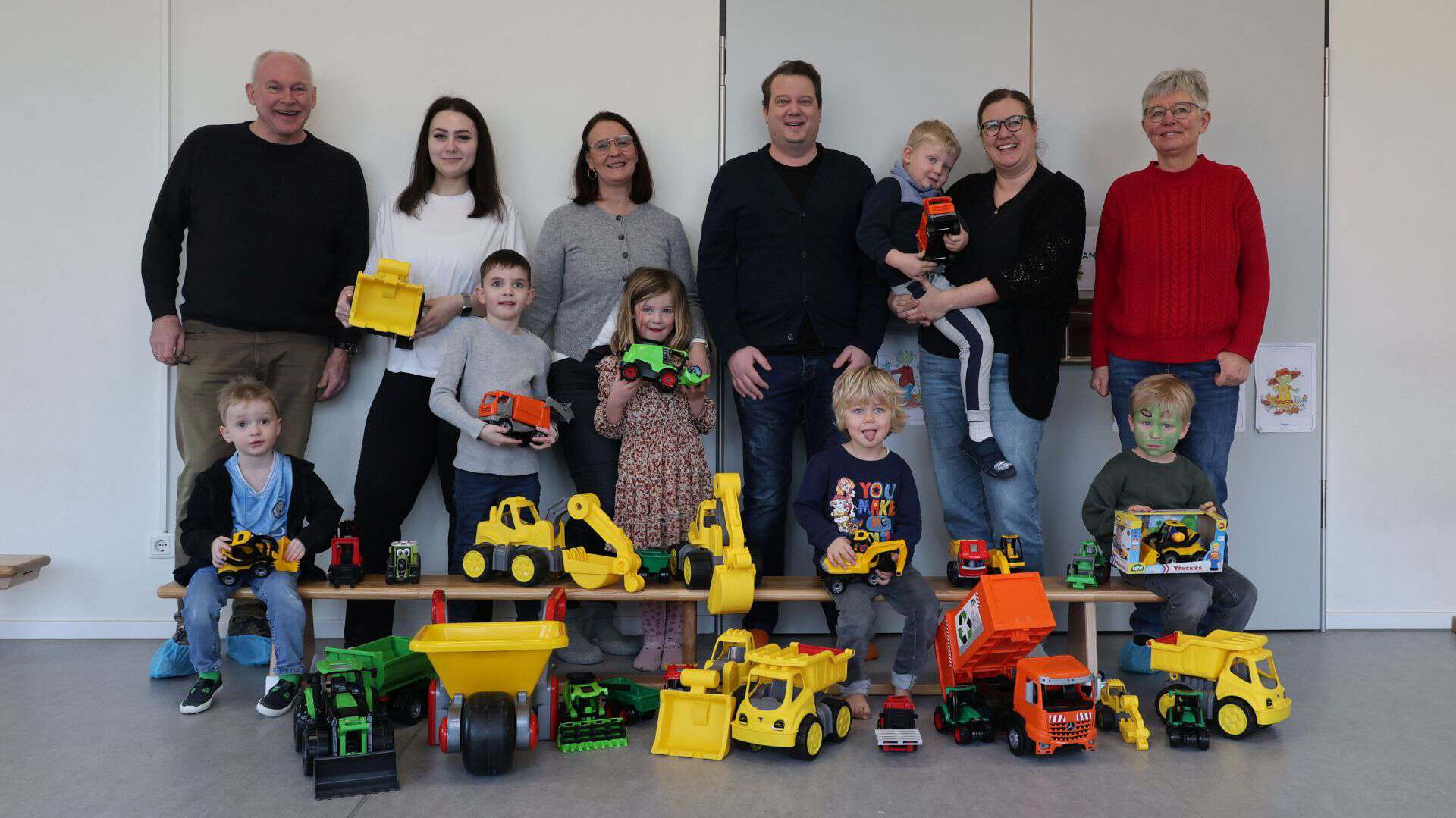 Kita-Leitung, Mitglieder des Fördervereins und des Vorstands der Bürgerstiftung gemeinsam mit Kita-Kindern