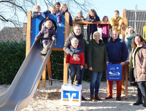Kita-Kinder freuen sich über neues Klettergerüst