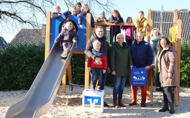 Kita-Kinder freuen sich über neues Klettergerüst - Bürgerstiftung