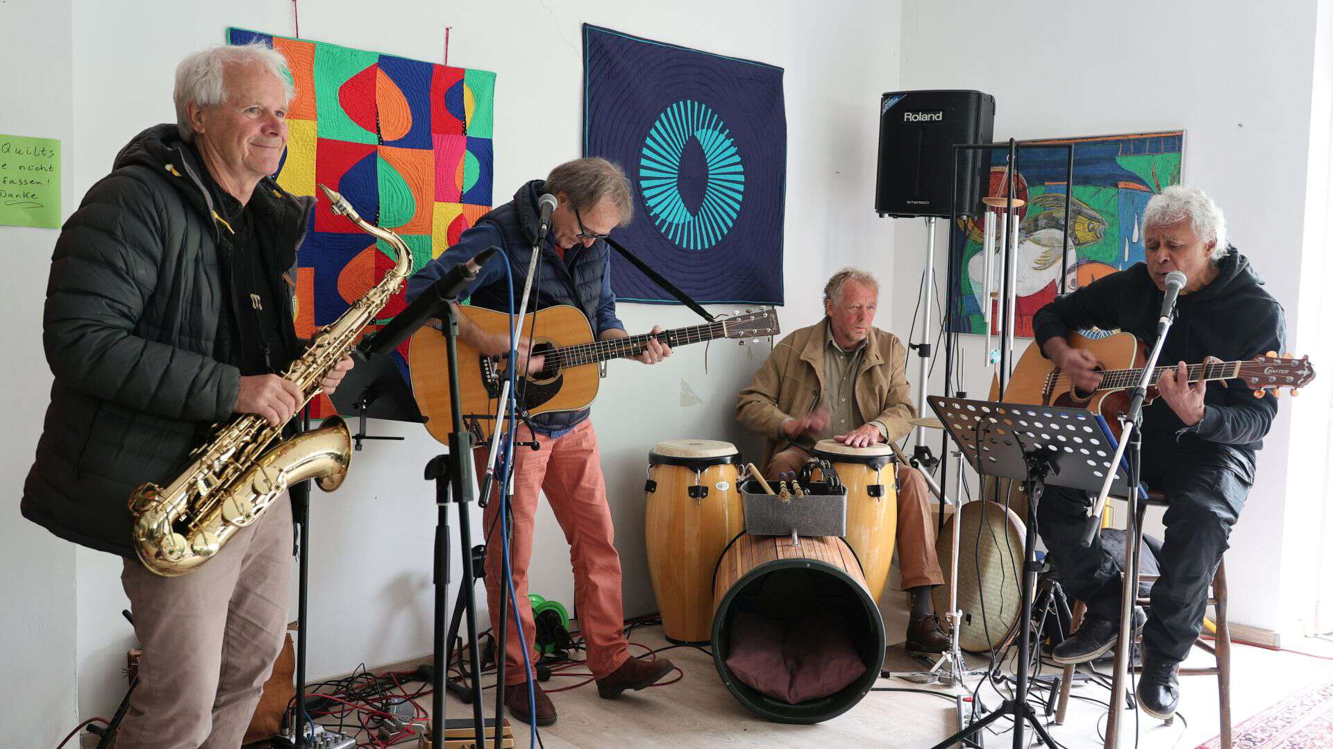 IMG_2106_Ausschnitt_1920px_CHAI Musikalische Begleitung der Vernissage durch die Band CHAI