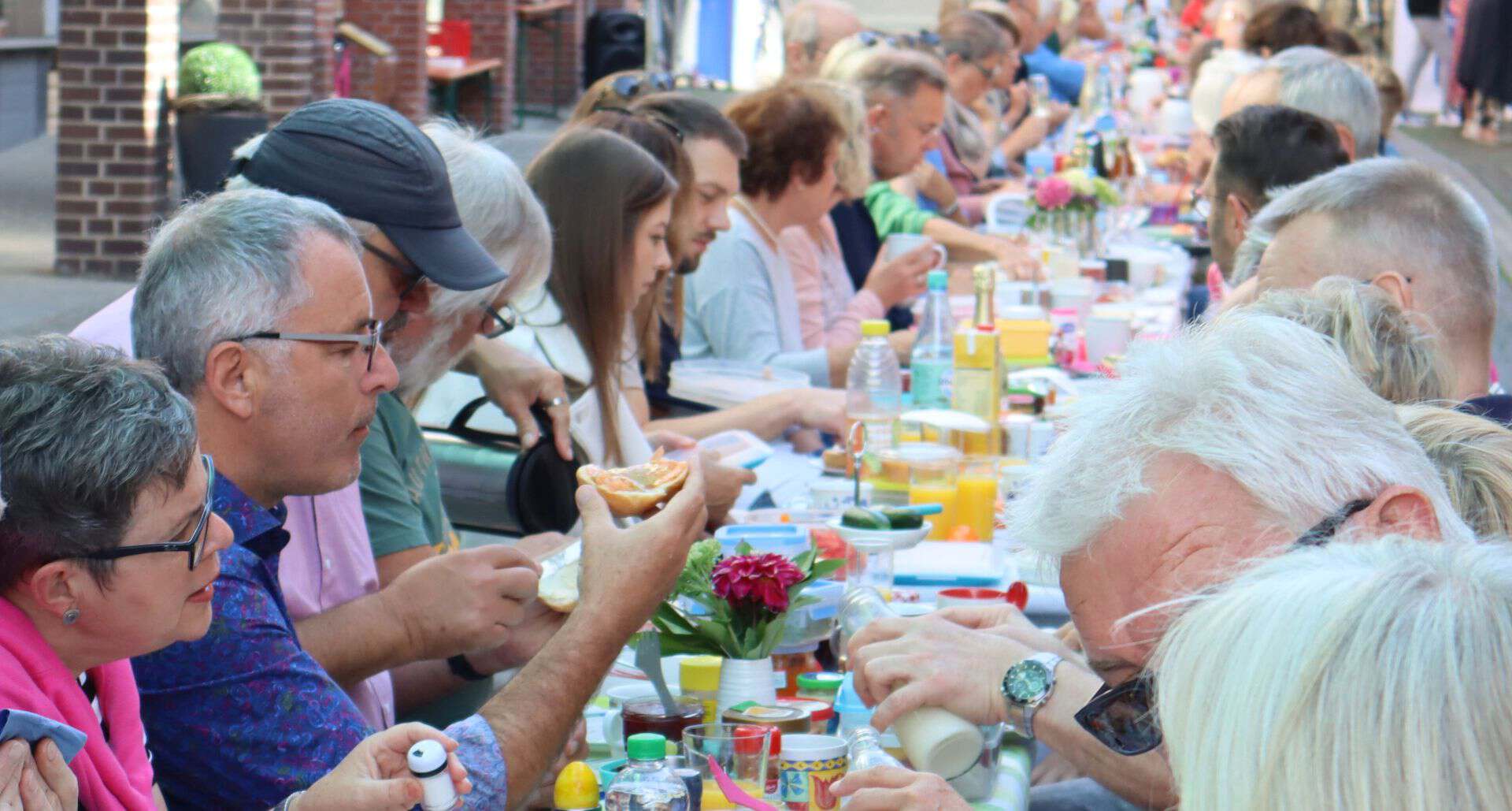 Gäste beim Bürgerbrunch im August 2023