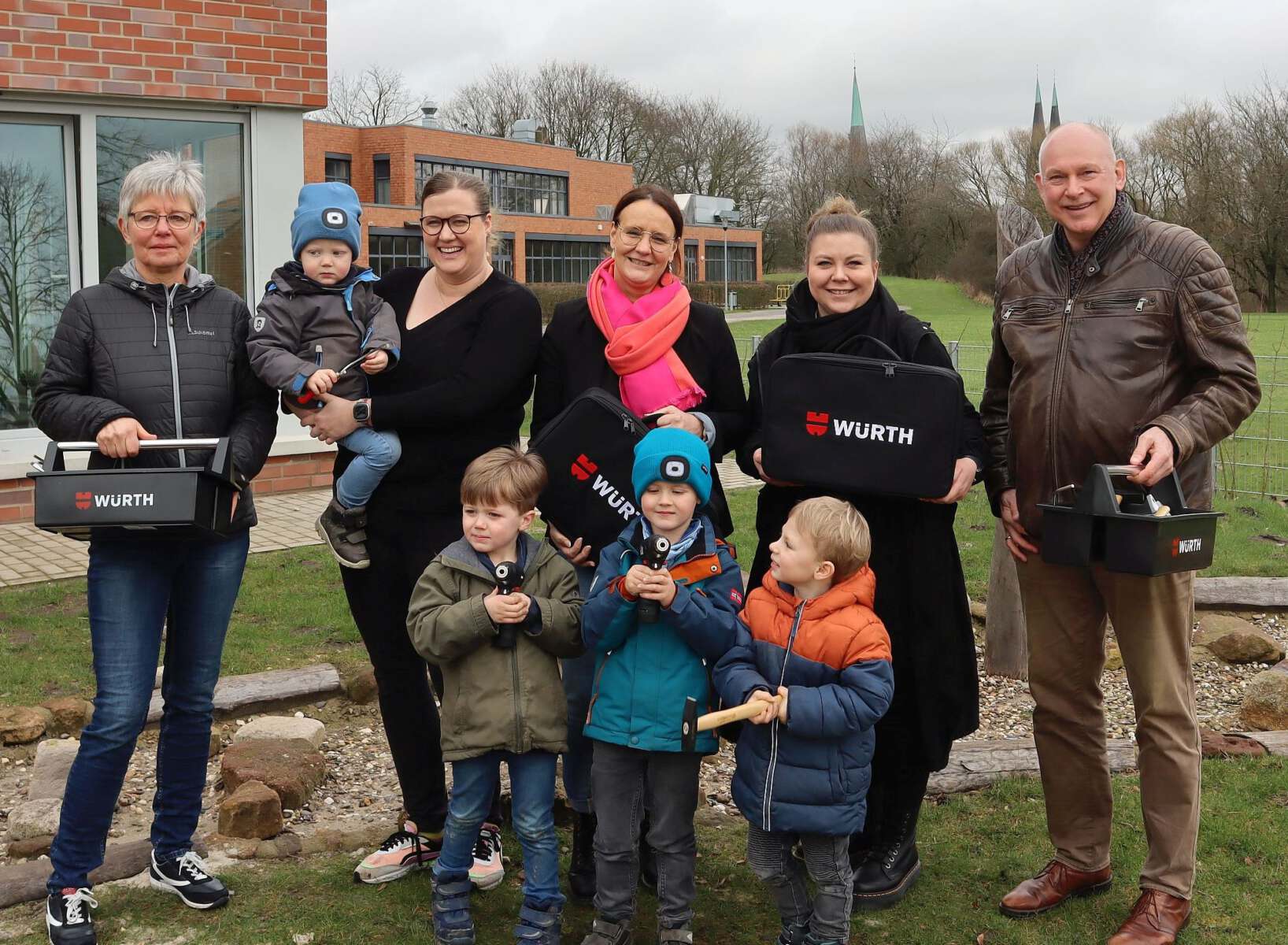 Erzieherinnen und Kita-Kinder mit den Vertretern des Bürgerstiftungs-Vorstands