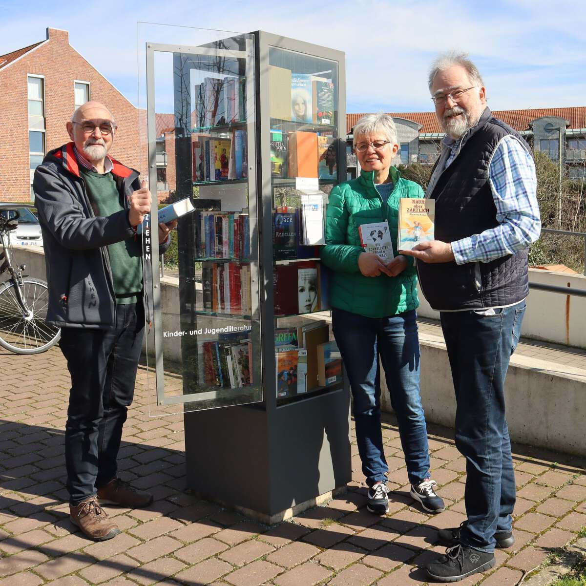 Norbert Gundt, Birgitt Nachbar und Dr. Alfred Knierim am Offenen Bücherschrank.