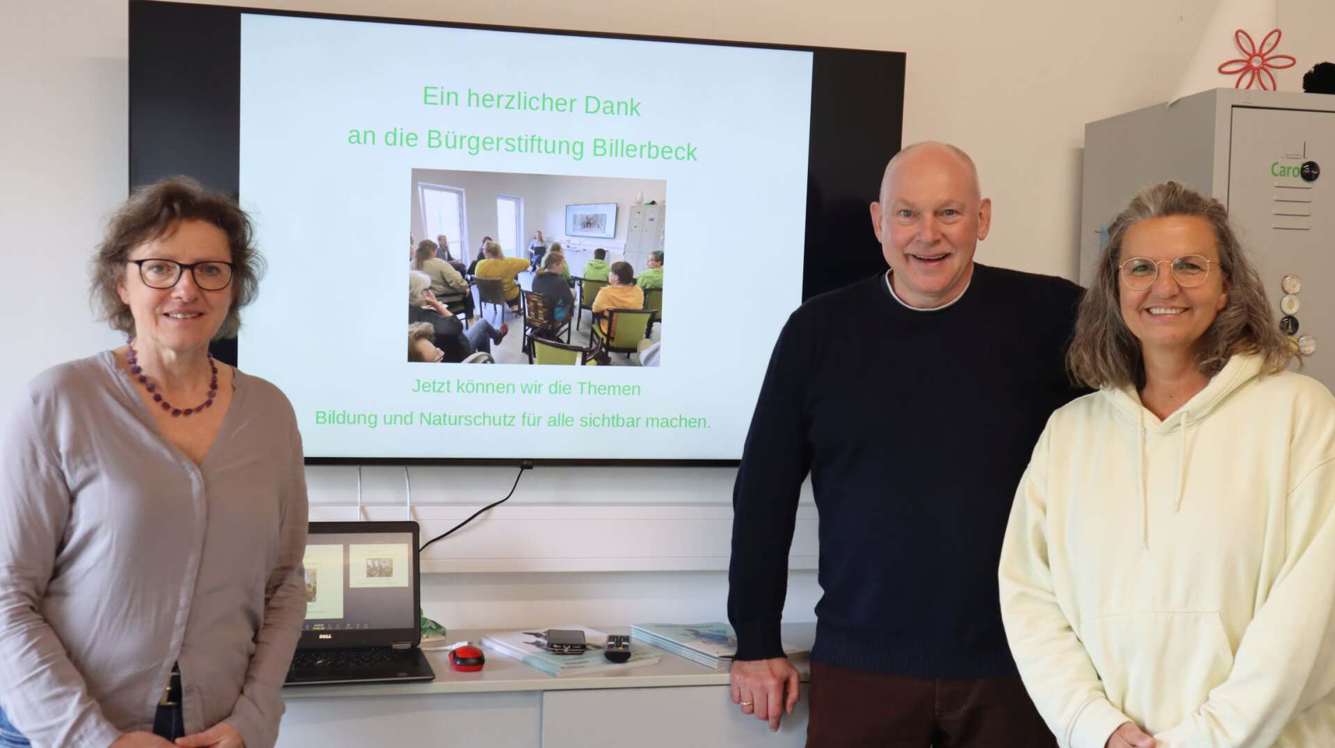 Sarah Bosse, Martin Braun, Sandra Kassenböhmer zeigen den neuen Großbildschirm