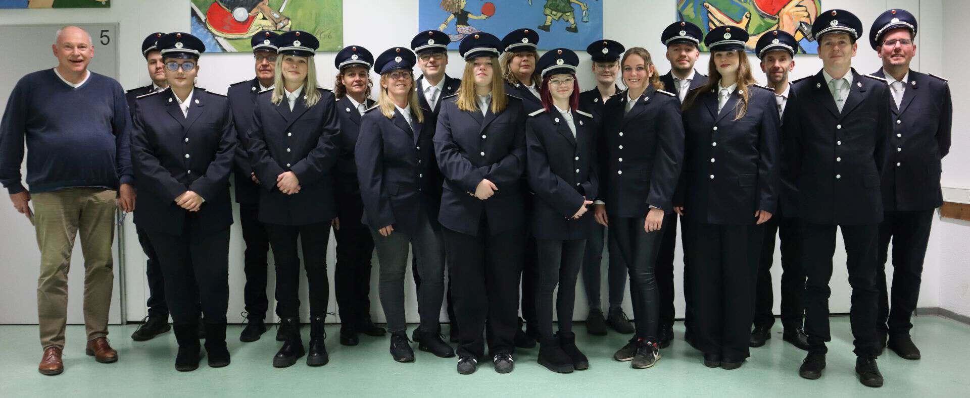 Mitglieder des Spielmannszugs in den neuen Uniformjacken und Mützen